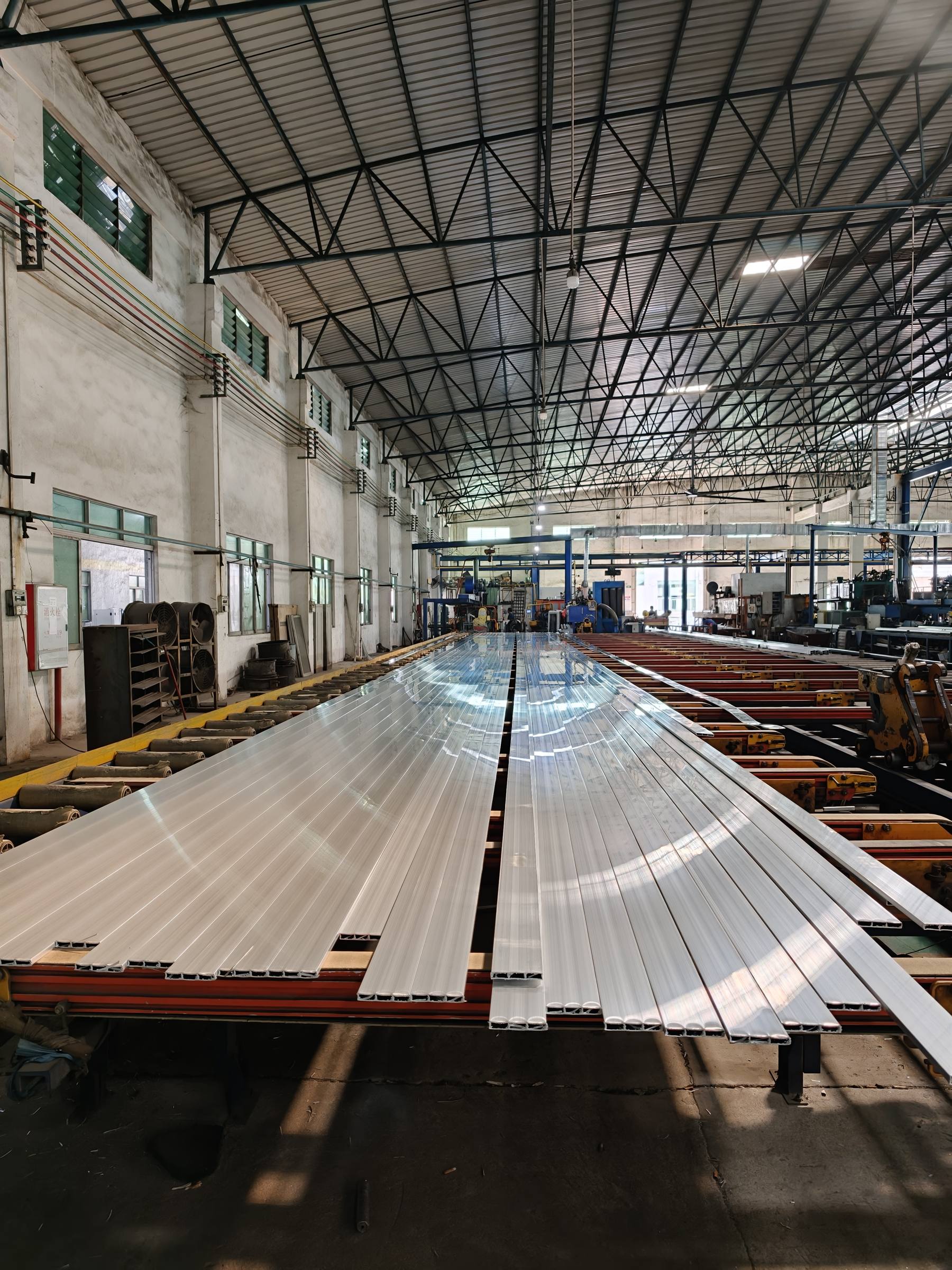 Extruded aluminum profiles cooling on the press run-out table
